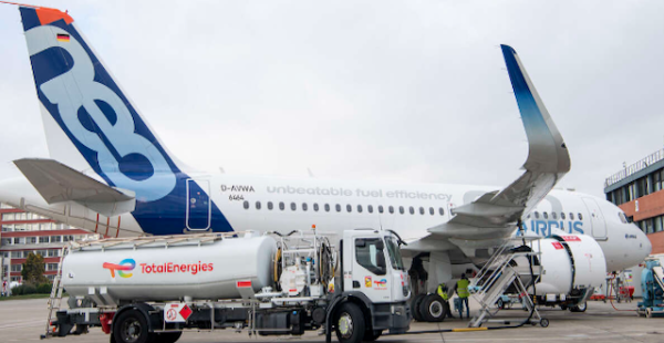 
Airbus et TotalEnergies ont annoncé avoir signé un partenariat stratégique pour répondre aux enjeux de la décarbonation du s