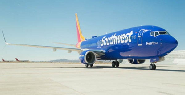 
Un capot moteur s est détaché d un Boeing 737-800 de Southwest Airlines et a heurté un volet de l’aile lors du décollage de