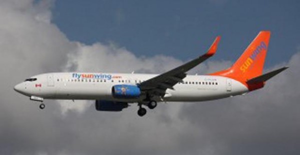 
Après avoir organisé une fête à bord de leur vol à l aller au mépris des règles sanitaires, des Canadiens sont bloqués au