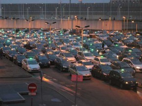 Un chauffeur clandestin&nbsp;de taxi a été filmé alors qu il était en train d escroquer un couple de Thaïlandais se rendant d