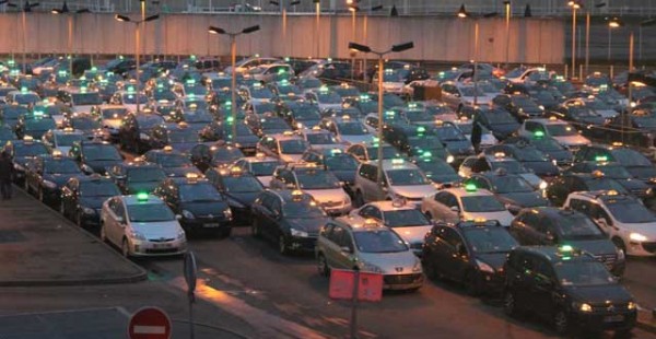 Un chauffeur clandestin&nbsp;de taxi a été filmé alors qu il était en train d escroquer un couple de Thaïlandais se rendant d