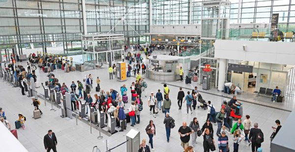 
Les aéroports et les compagnies européennes mettent la pression sur Bruxelles pour revoir d’urgence le nouveau système d’e