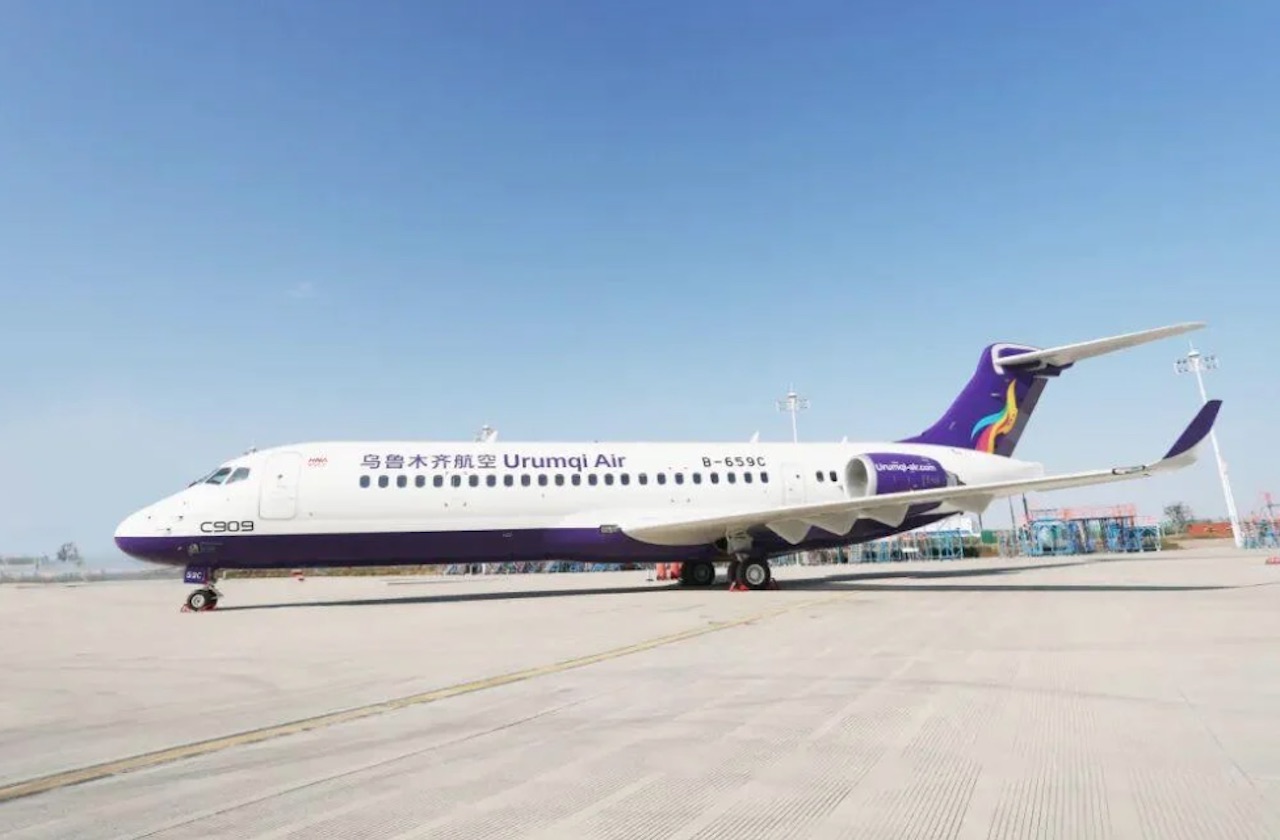 Urumqi Air reçoit son premier avion chinois Comac C909 et diversifie une flotte jusque‑là 100% Boeing 737 1 Air Journal Urumqi Air reçoit son premier avion chinois Comac C909 et diversifie une flotte jusque‑là 100% Boeing 737 1 Air Journal