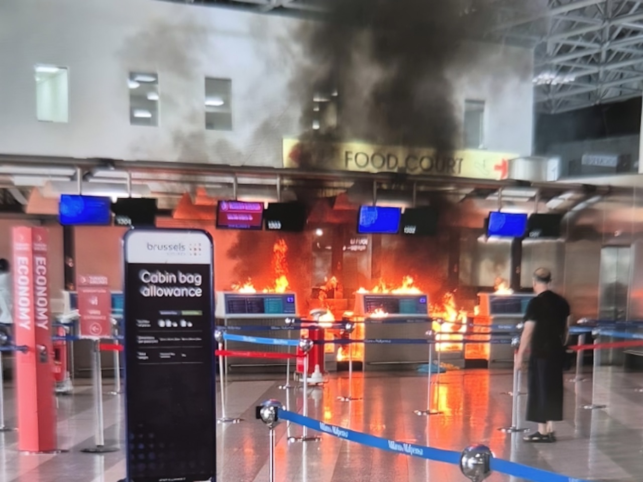Scènes de panique à Milan-Malpensa après qu’un passager a mis le feu à un comptoir d’enregistrement 53 Air Journal