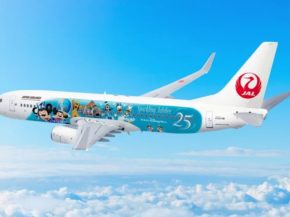 
Japan Airlines et l’exploitant de Tokyo Disney Resort, Oriental Land Co., lanceront le 4 juin 2026 un Boeing 737-800 en livrée