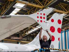 
Il y a 20 ans, Brussels Airlines était fière d accueillir la première femme pleinement qualifiée en tant que technicienne aé