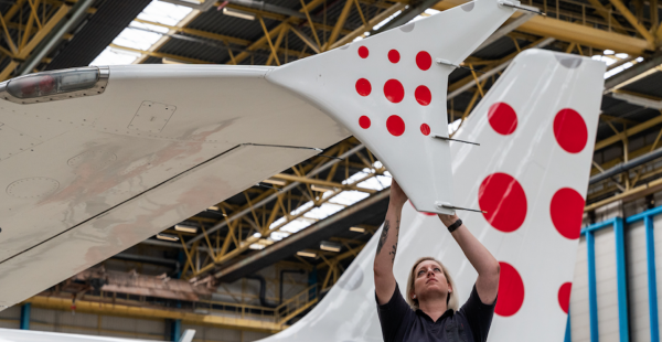 
Il y a 20 ans, Brussels Airlines était fière d accueillir la première femme pleinement qualifiée en tant que technicienne aé