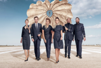 
Brussels Airlines vient de présenter ses tout nouveaux uniformes pour son personnel de cabine, ses pilotes et ses employés trav