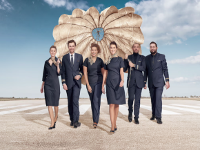 
Brussels Airlines vient de présenter ses tout nouveaux uniformes pour son personnel de cabine, ses pilotes et ses employés trav