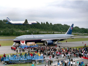 
Le 15 mai 2025, l avionneur américain a célébré le 30e anniversaire de la livraison du premier Boeing 777 à United Airlines 