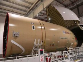 
Airbus a officiellement entamé l’assemblage du très attendu A350 Freighter, avec l’arrivée à Toulouse des premières