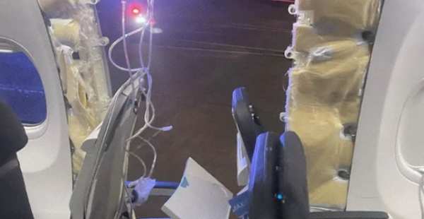 
Quatre membres d équipage de cabine (PNC) ayant vécu l’accident du vol 1282 d Alaska Airlines en janvier 2024 ont intenté un