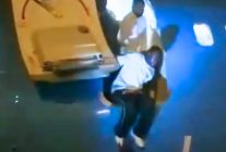 
Des passagers d’un vol Air Congo ont été contraints de sauter depuis la porte avant d’un Boeing 737‑800 à l’aéroport 