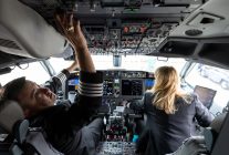 
Les salaires des commandants de bord des grandes compagnies aériennes américaines sur les vols long-courriers atteignent désor