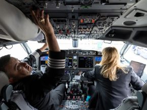 
Les salaires des commandants de bord des grandes compagnies aériennes américaines sur les vols long-courriers atteignent désor
