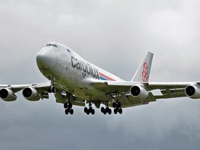 
Un Boeing 747-400F de la compagnie aérienne Cargolux a perdu un de ses trains d’atterrissage alors qu’il revenait se poser e