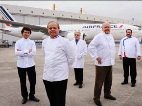 La compagnie aérienne Air France a rendu hommage au Chef Joël Robuchon, qui était encore à la direction des cuisines des cabin