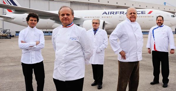 La compagnie aérienne Air France a rendu hommage au Chef Joël Robuchon, qui était encore à la direction des cuisines des cabin