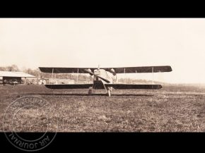 


Histoire de l’aviation – 29 juillet 1922. Arrivé que depuis quelques jours pour suivre un stage réglementaire, l’avia