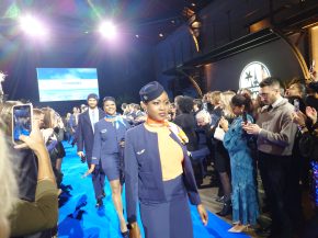 
A l occasion de ses 20 ans de liaisons transatlantiques, la compagnie aérienne Air Caraïbes a dévoilé les nouveaux uniformes 