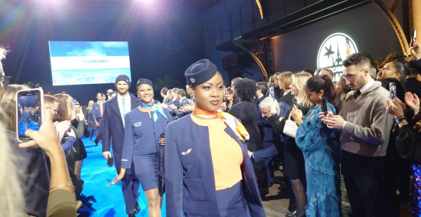 
A l occasion de ses 20 ans de liaisons transatlantiques, la compagnie aérienne Air Caraïbes a dévoilé les nouveaux uniformes 