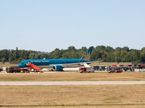
Hier, au départ de Munich à destination de Hanoï, un Boeing 787-9 Dreamliner de Vietnam Airlines a heurté la piste avec sa pa