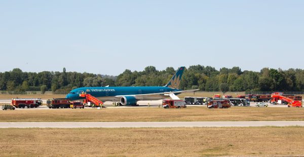 
Hier, au départ de Munich à destination de Hanoï, un Boeing 787-9 Dreamliner de Vietnam Airlines a heurté la piste avec sa pa