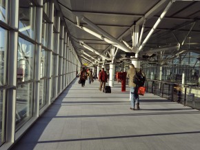 
Un téléphérique reliant la gare de Vitrolles à l aéroport Marseille-Provence (AMP), distant d un kilomètre à vol d oiseau,