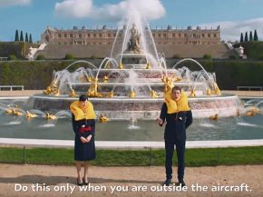 
La compagnie aérienne Air France a dévoilé son nouveau film de consignes de sécurité à bord,   un véritable concentr