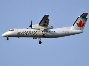 Hier matin, à l’aéroport Pearson de Toronto, un camion-citerne a percuté un avion Dash 8-300 de la compagnie Air Canada Jazz,