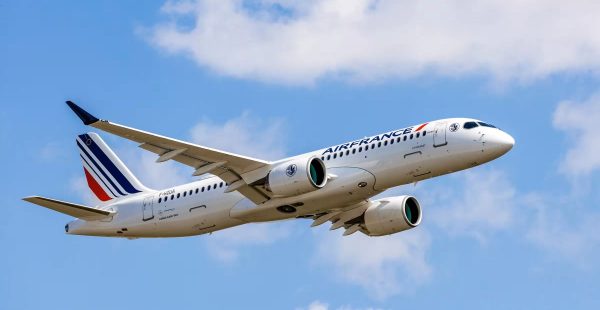 
Deux incidents, l’un en vol pour Air France, l’autre au sol pour Ryanair, alimentent une séquence médiatique déjà tendue 