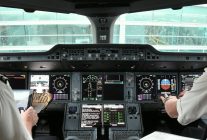 
Être pilote et ne jamais décoller ? L’information peut surprendre : British Airways propose des emplois de pilotes pour dépl