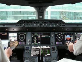 
Être pilote et ne jamais décoller ? L’information peut surprendre : British Airways propose des emplois de pilotes pour dépl