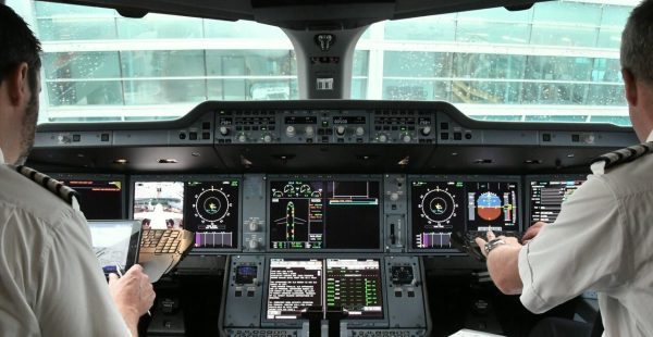 
Être pilote et ne jamais décoller ? L’information peut surprendre : British Airways propose des emplois de pilotes pour dépl