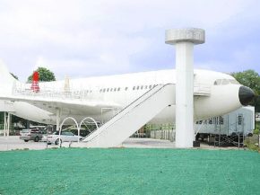  A Vendre 1 Avion Airbus transformé en établissement (vendu sans terrain)... Avion d une capacité de 220 personnes, terrasse am