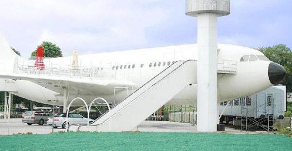  A Vendre 1 Avion Airbus transformé en établissement (vendu sans terrain)... Avion d une capacité de 220 personnes, terrasse am