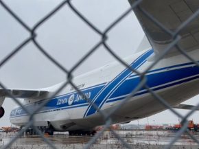 
Depuis près de quatre ans, un Antonov AN‑124 de la compagnie aérienne russe Volga‑Dnepr, reste cloué au sol à l’aéropo