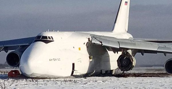 
Un Antonov An-124, l un des plus gros avions au monde, a été contraint de faire un atterrissage d’urgence à l’aéroport de