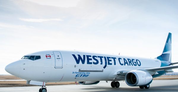 
WestJet a accueilli hier le premier de ses quatre Boeing 737-800BCF (Boeing Converted Freighter), des avions passagers convertis
