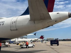 Delta Air Lines a réduit de près de 25 % ses prévisions de bénéfice annuel, vendredi 9 octobre 2026. La hausse des prix du ca