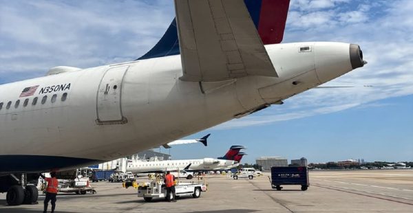 Delta Air Lines a réduit de près de 25 % ses prévisions de bénéfice annuel, vendredi 9 octobre 2026. La hausse des prix du ca