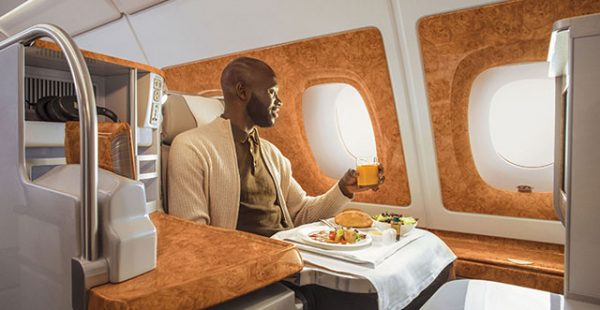 À l’occasion du premier anniversaire de la mise en place d’un vol quotidien entre Lyon et Dubaï en Boeing 777-300, Emirates 