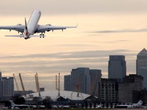 
British Airways veut rémunérer les pilotes qui consomment moins de carburant et émettent moins de CO₂, dans un contexte de f