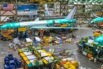 
Boeing renoue avec les bénéfices grâce aux cessions d’actifs et au rebond des livraisons d’avions commerciaux, signant en 