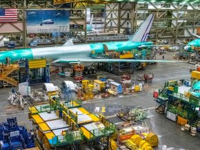 
Boeing renoue avec les bénéfices grâce aux cessions d’actifs et au rebond des livraisons d’avions commerciaux, signant en 