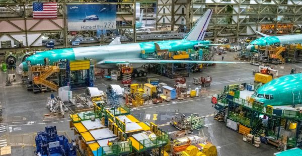 
Boeing renoue avec les bénéfices grâce aux cessions d’actifs et au rebond des livraisons d’avions commerciaux, signant en 