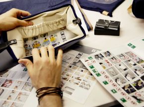 Une table basse en lattes, des porte-clés en carlingue ou un porte-documents en couvertures de classe affaires : Lufthansa WorldS