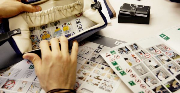 Une table basse en lattes, des porte-clés en carlingue ou un porte-documents en couvertures de classe affaires : Lufthansa WorldS