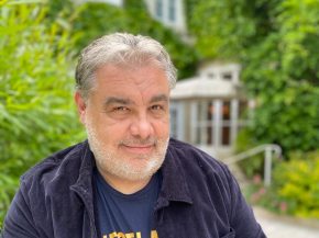 
Fabrice Nidiau est un professionnel reconnu dans le domaine de la formation et de l information, avec une carrière dédiée à l