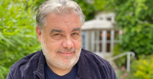 
Fabrice Nidiau est un professionnel reconnu dans le domaine de la formation et de l information, avec une carrière dédiée à l